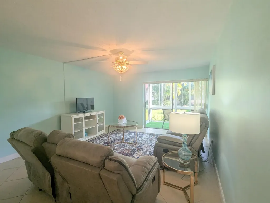 23 Golfs Edge A West Palm Beach FL 33417