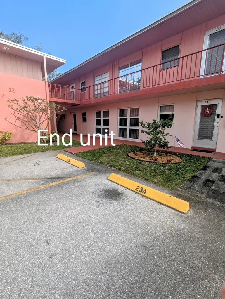 23 Golfs Edge A West Palm Beach FL 33417