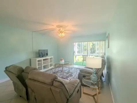 23 Golfs Edge A West Palm Beach FL 33417