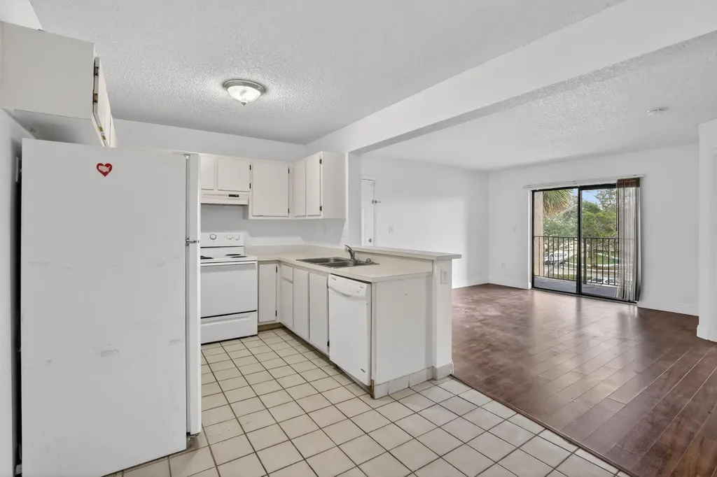 300 Palm Circle W Pembroke Pines FL 33025