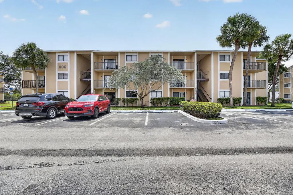 300 Palm Circle W Pembroke Pines FL 33025