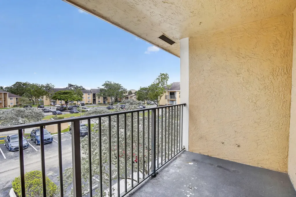 300 Palm Circle W Pembroke Pines FL 33025