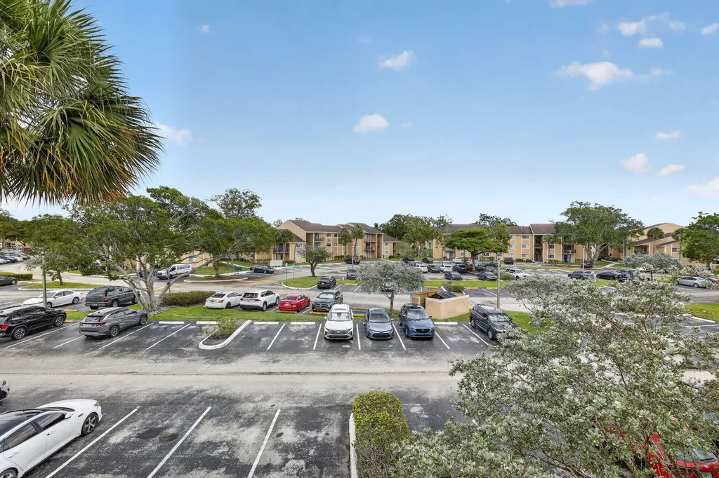 300 Palm Circle W Pembroke Pines FL 33025