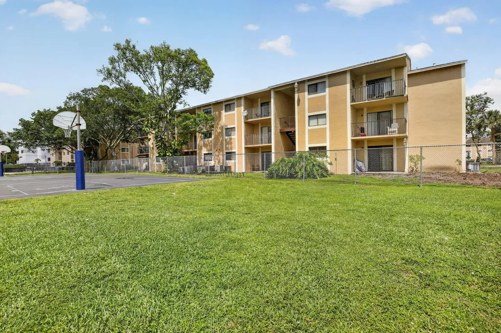 300 Palm Circle W Pembroke Pines FL 33025