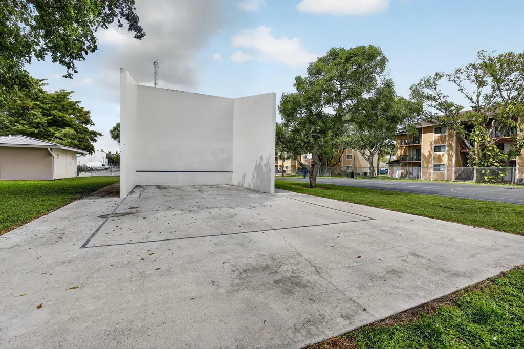 300 Palm Circle W Pembroke Pines FL 33025