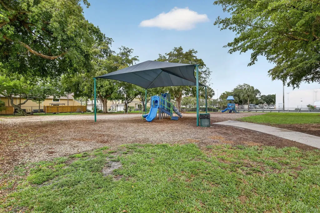 300 Palm Circle W Pembroke Pines FL 33025