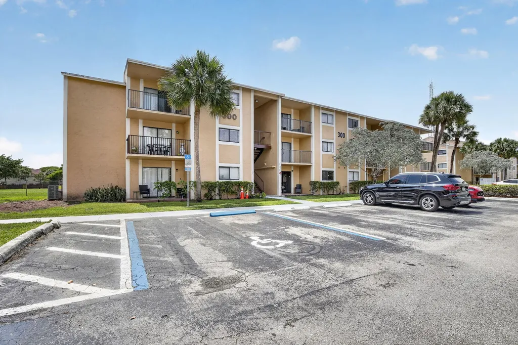 300 Palm Circle W Pembroke Pines FL 33025
