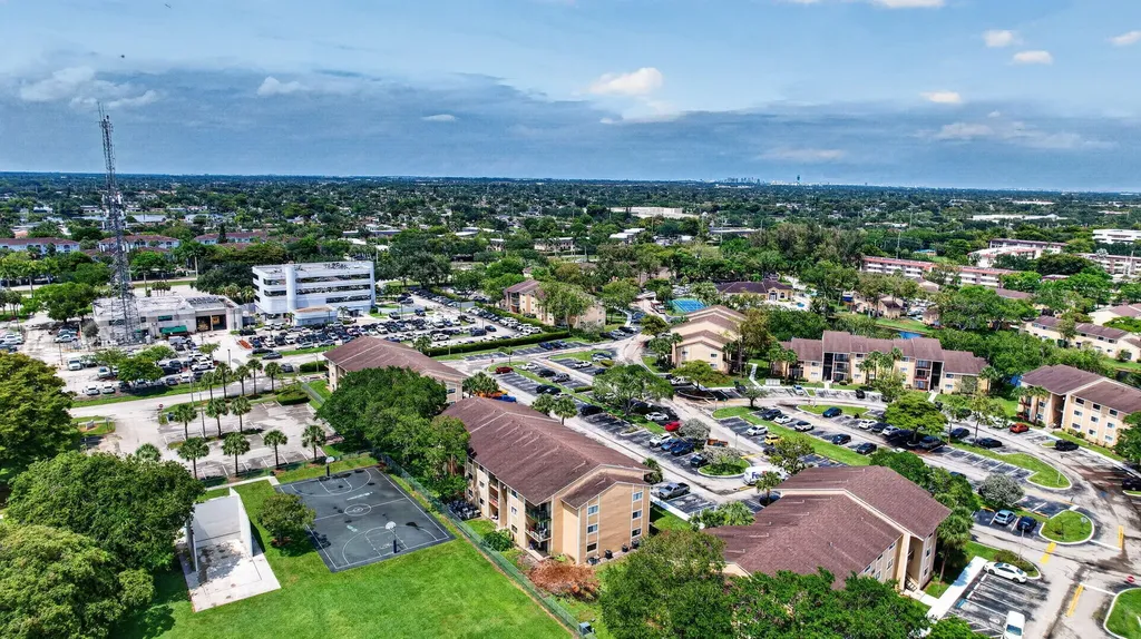 300 Palm Circle W Pembroke Pines FL 33025