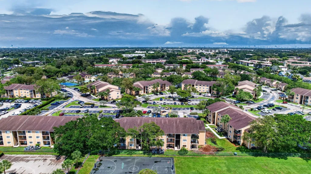 300 Palm Circle W Pembroke Pines FL 33025
