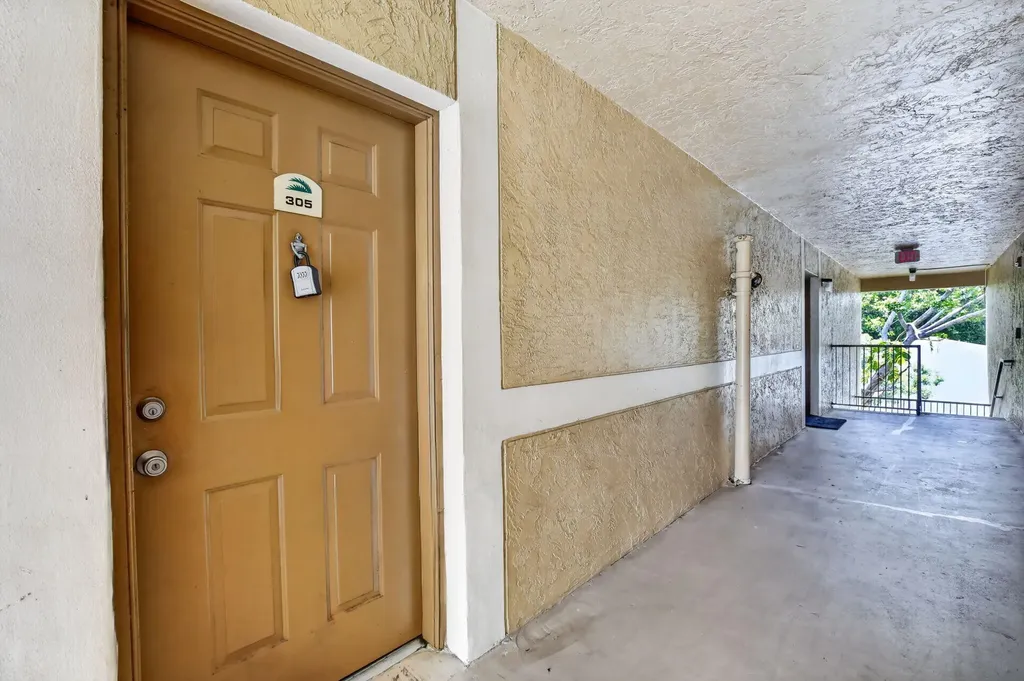 300 Palm Circle W Pembroke Pines FL 33025