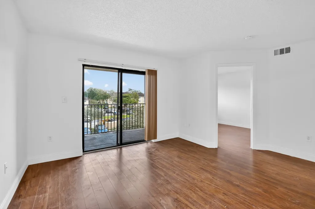 300 Palm Circle W Pembroke Pines FL 33025