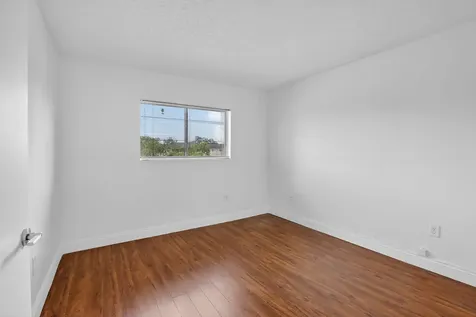 300 Palm Circle W Pembroke Pines FL 33025