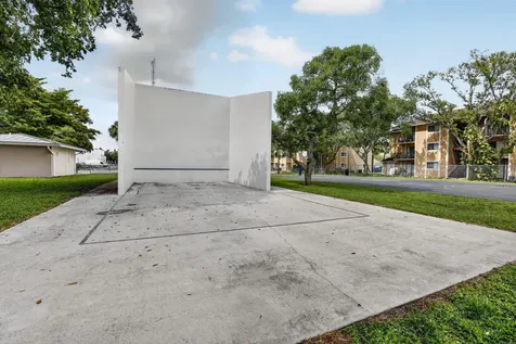 300 Palm Circle W Pembroke Pines FL 33025