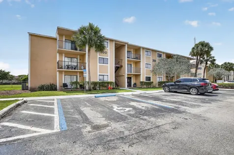 300 Palm Circle W Pembroke Pines FL 33025