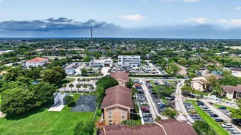 300 Palm Circle W Pembroke Pines FL 33025