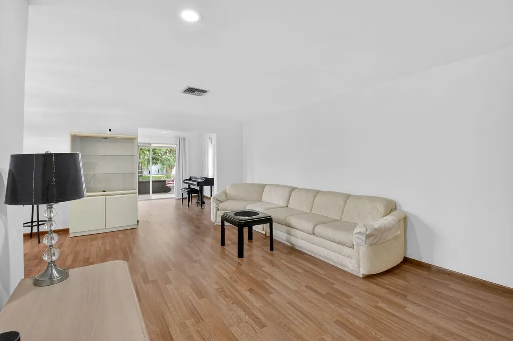 6068 Vía Diana Delray Beach FL 33484