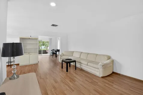 6068 Vía Diana Delray Beach FL 33484