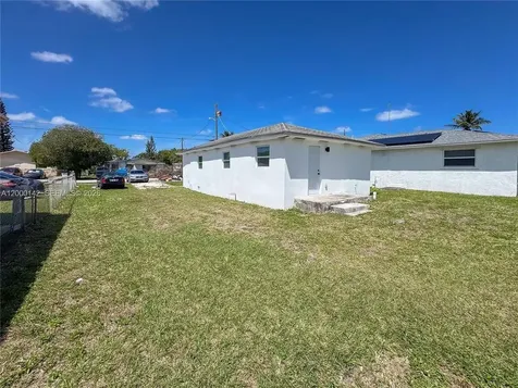 4036 SW 24th Street West Park FL 33023
