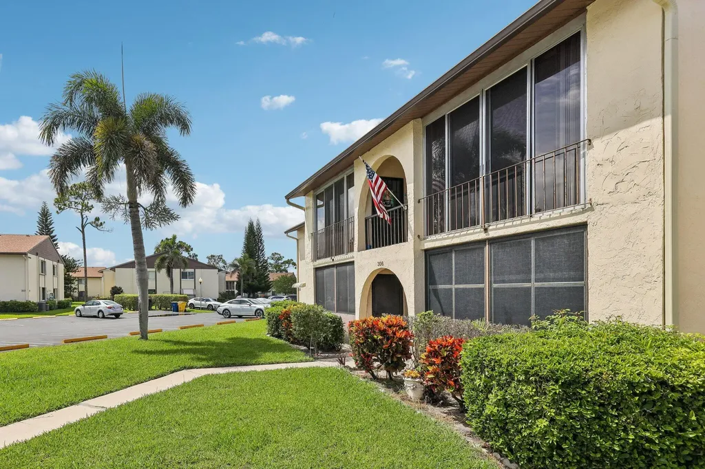 306 Knotty Pine Circle Greenacres FL 33463