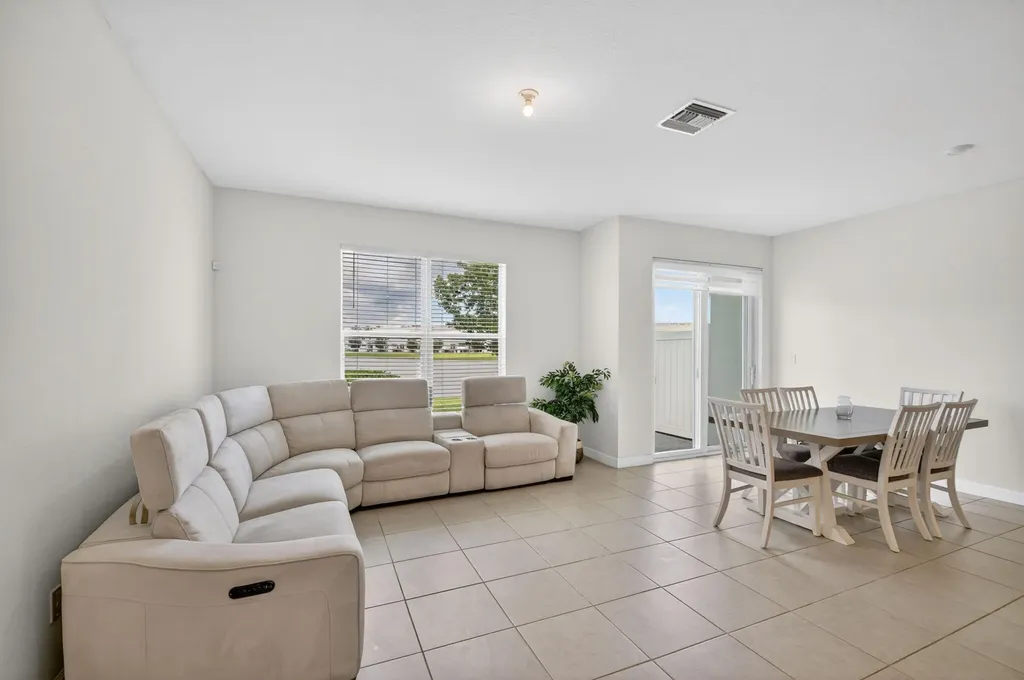 6933 N Harbours Edge Avenue Lake Worth FL 33467