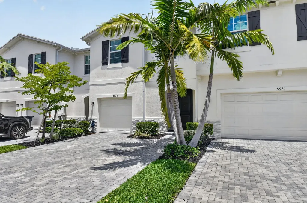 6933 N Harbours Edge Avenue Lake Worth FL 33467