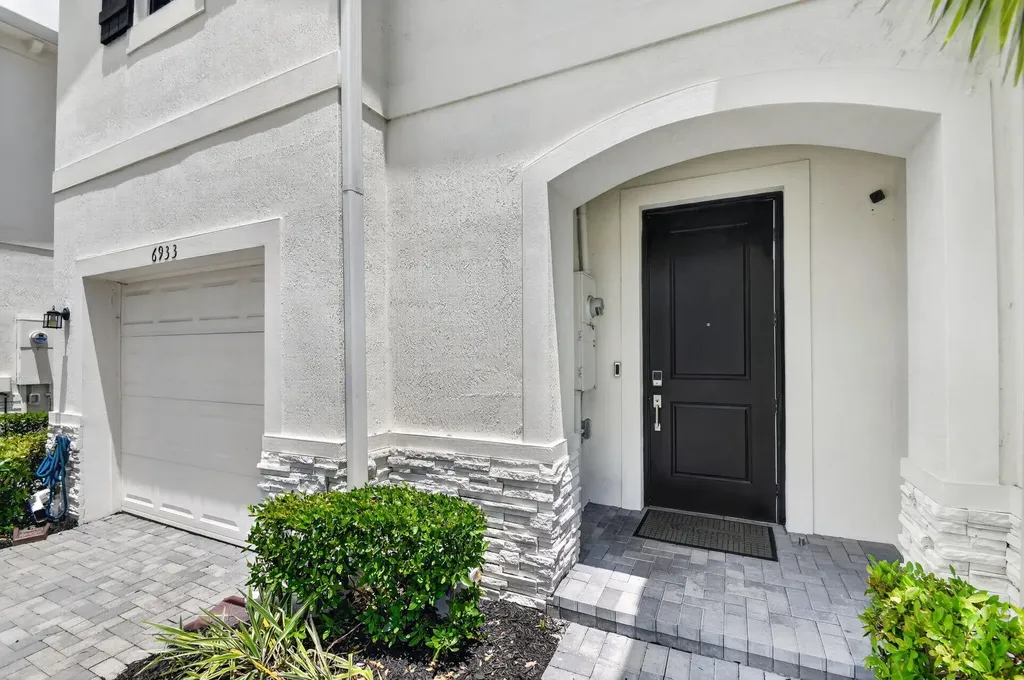 6933 N Harbours Edge Avenue Lake Worth FL 33467