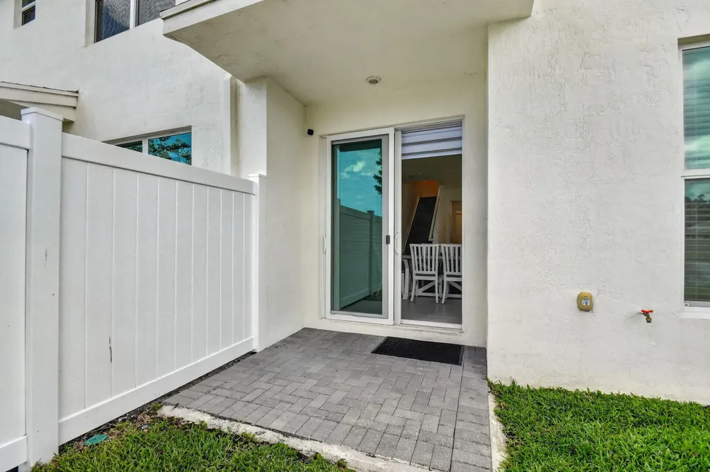 6933 N Harbours Edge Avenue Lake Worth FL 33467