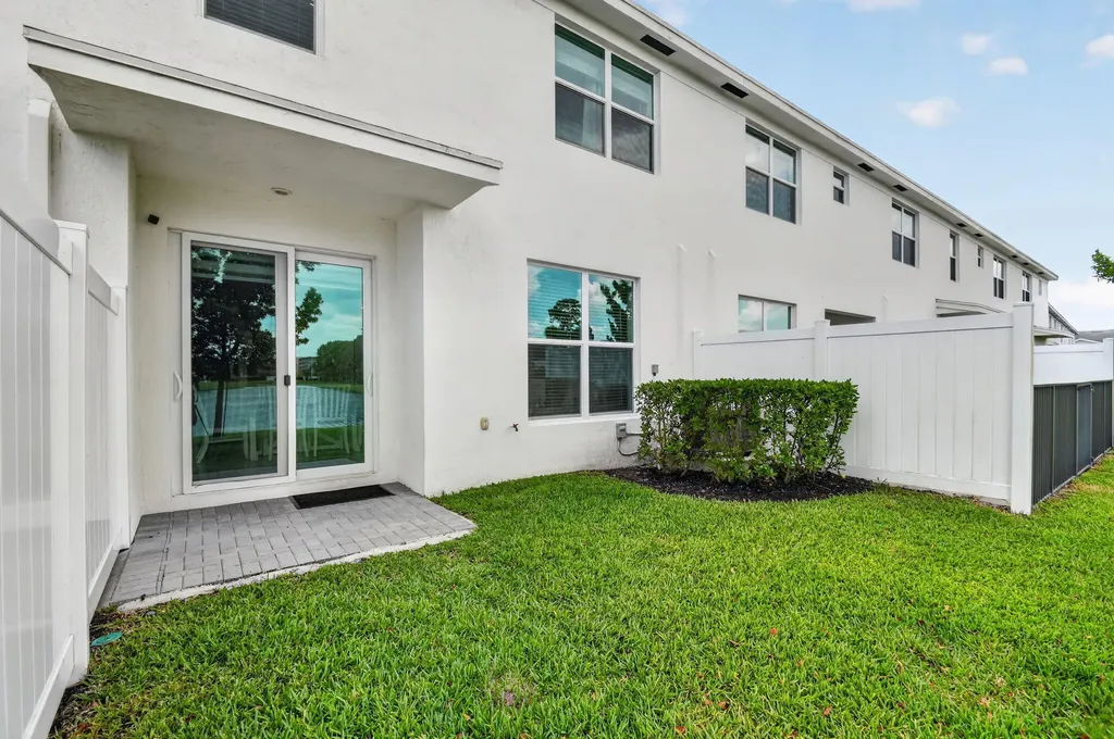 6933 N Harbours Edge Avenue Lake Worth FL 33467