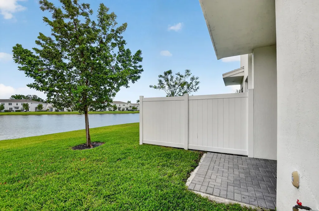6933 N Harbours Edge Avenue Lake Worth FL 33467