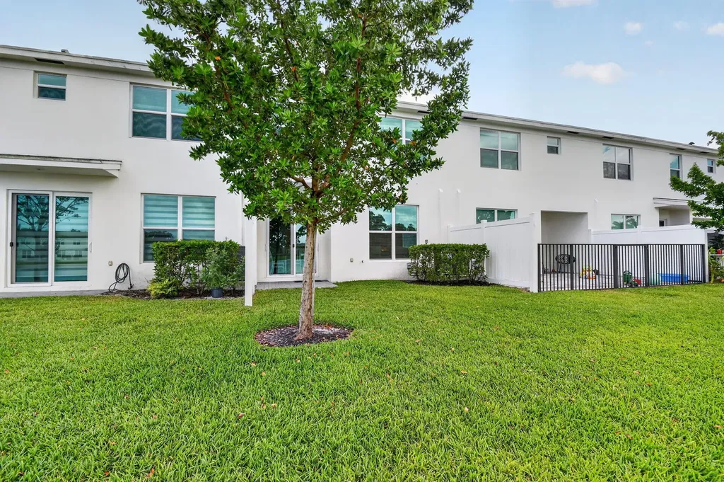 6933 N Harbours Edge Avenue Lake Worth FL 33467