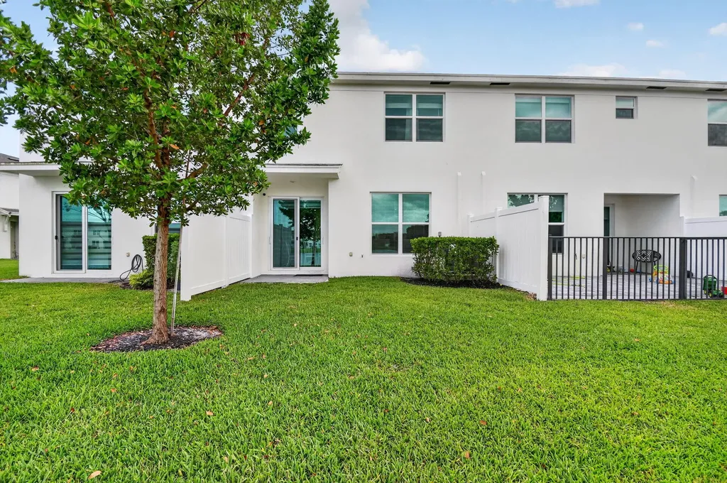 6933 N Harbours Edge Avenue Lake Worth FL 33467