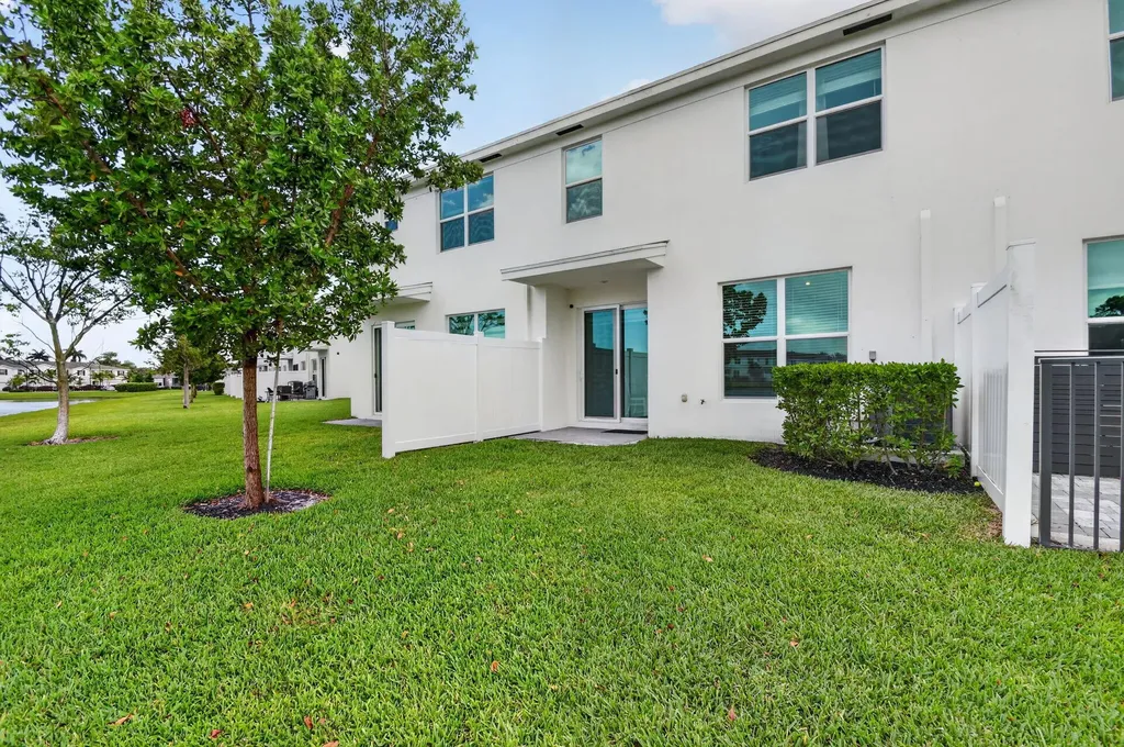 6933 N Harbours Edge Avenue Lake Worth FL 33467