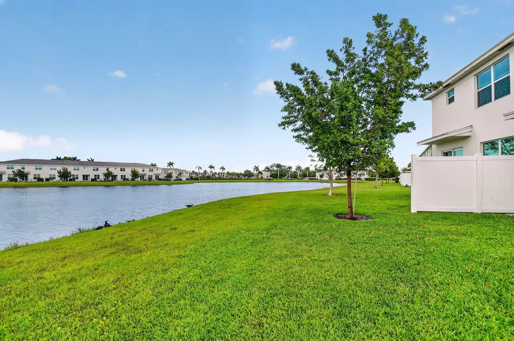 6933 N Harbours Edge Avenue Lake Worth FL 33467
