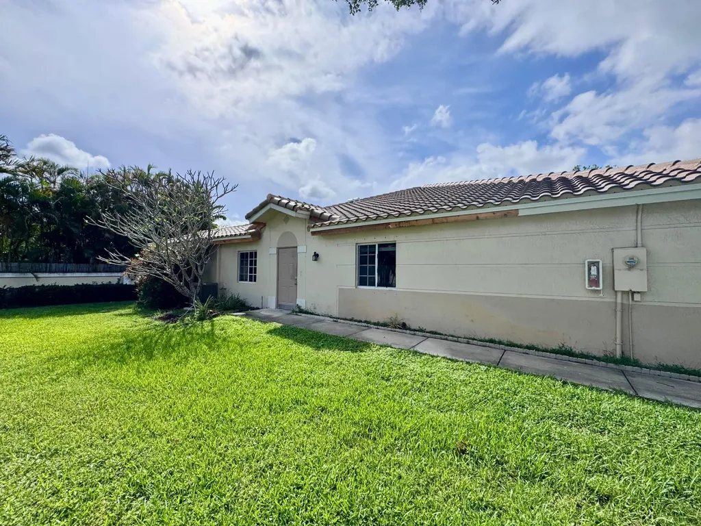 4989 SW 32nd Terrace Dania Beach FL 33312