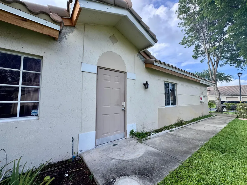 4989 SW 32nd Terrace Dania Beach FL 33312