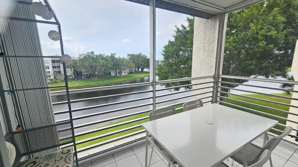 9235 Lagoon Place Davie FL 33324