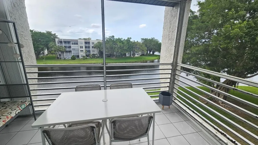 9235 Lagoon Place Davie FL 33324
