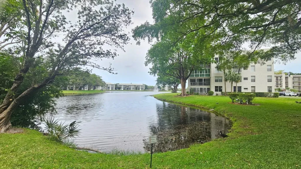 9235 Lagoon Place Davie FL 33324