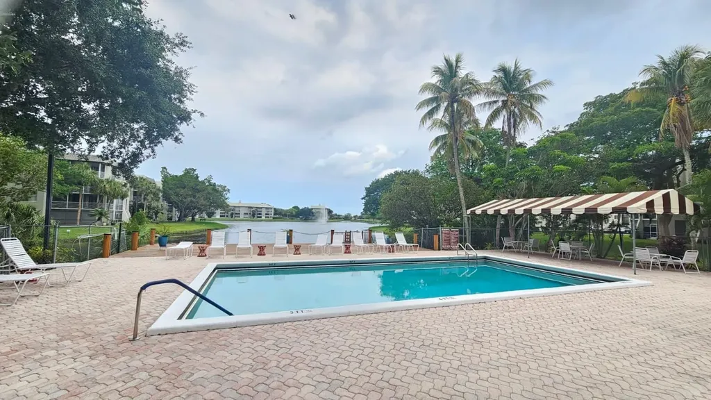 9235 Lagoon Place Davie FL 33324
