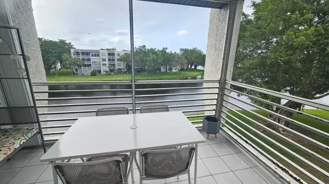 9235 Lagoon Place Davie FL 33324