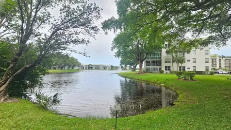 9235 Lagoon Place Davie FL 33324
