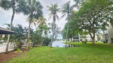 9235 Lagoon Place Davie FL 33324