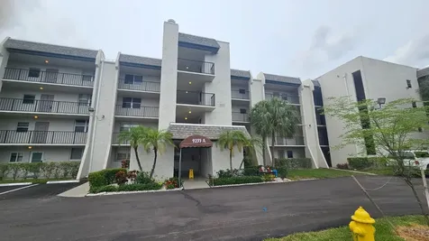 9235 Lagoon Place Davie FL 33324
