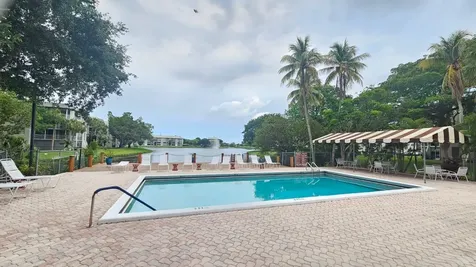 9235 Lagoon Place Davie FL 33324