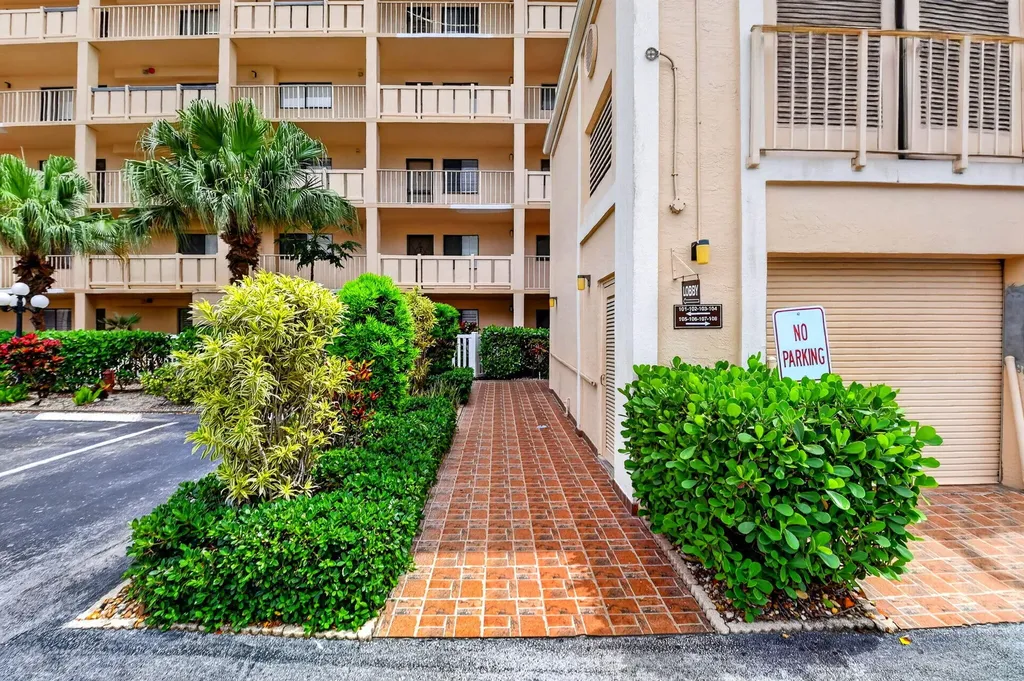 6866 Huntington Lane Delray Beach FL 33446