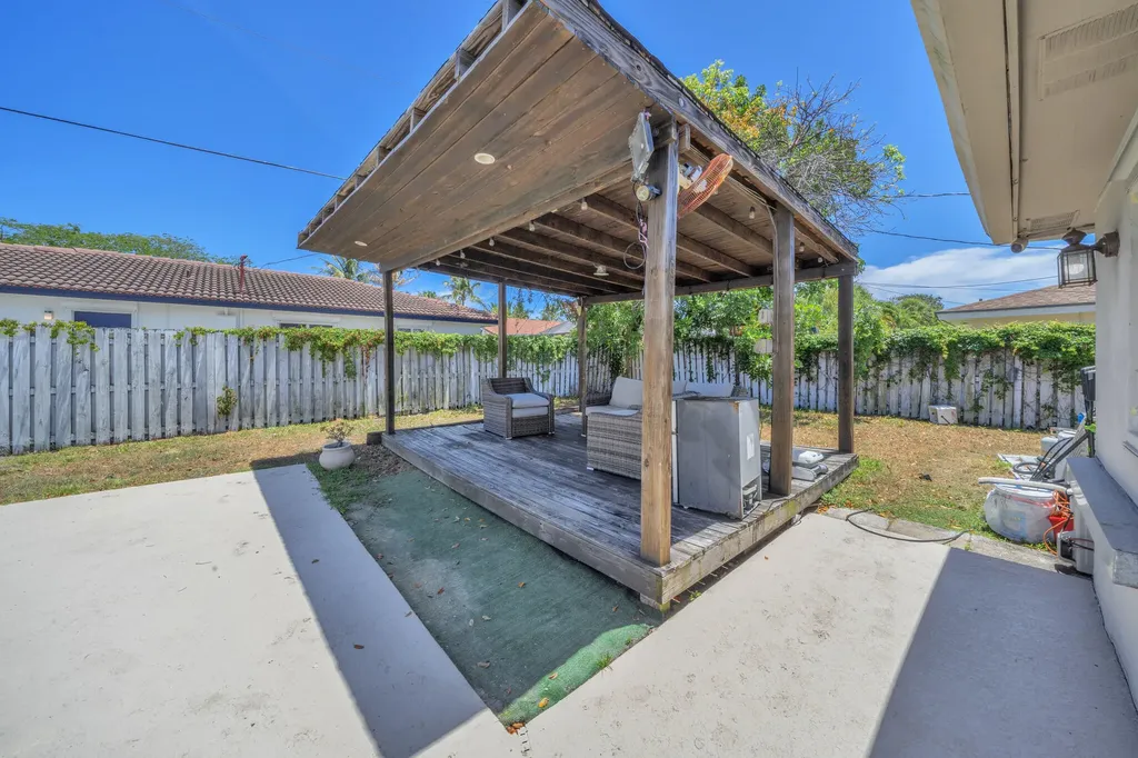 2298 NE 2nd Avenue Boca Raton FL 33431