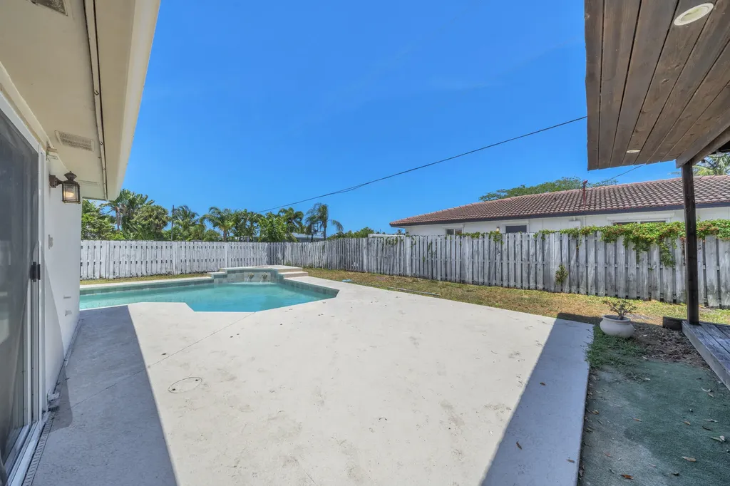 2298 NE 2nd Avenue Boca Raton FL 33431