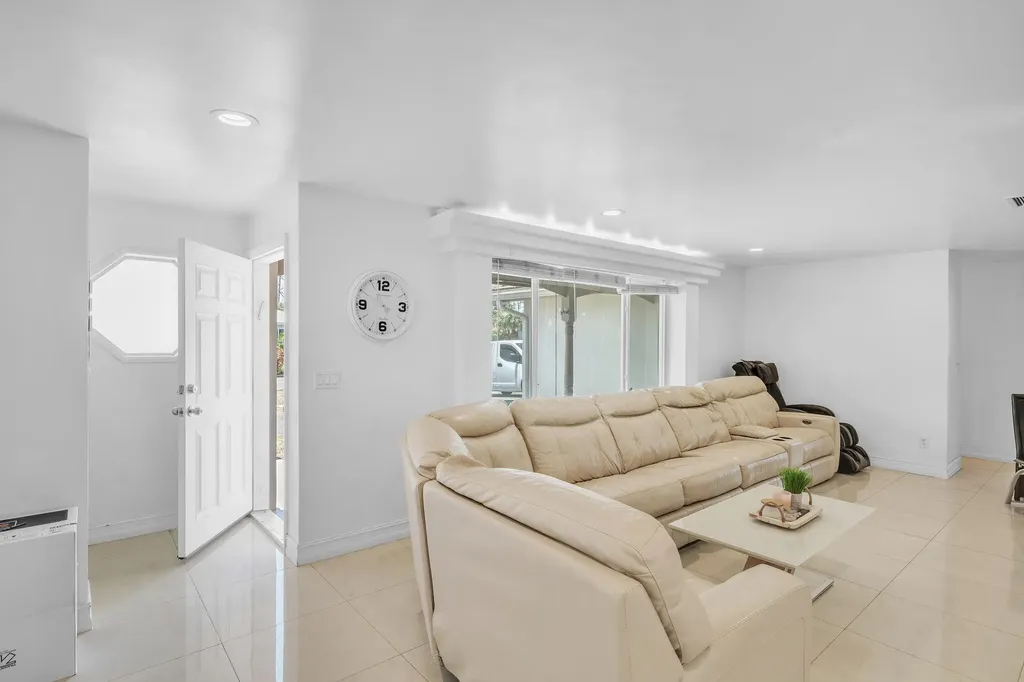 2298 NE 2nd Avenue Boca Raton FL 33431
