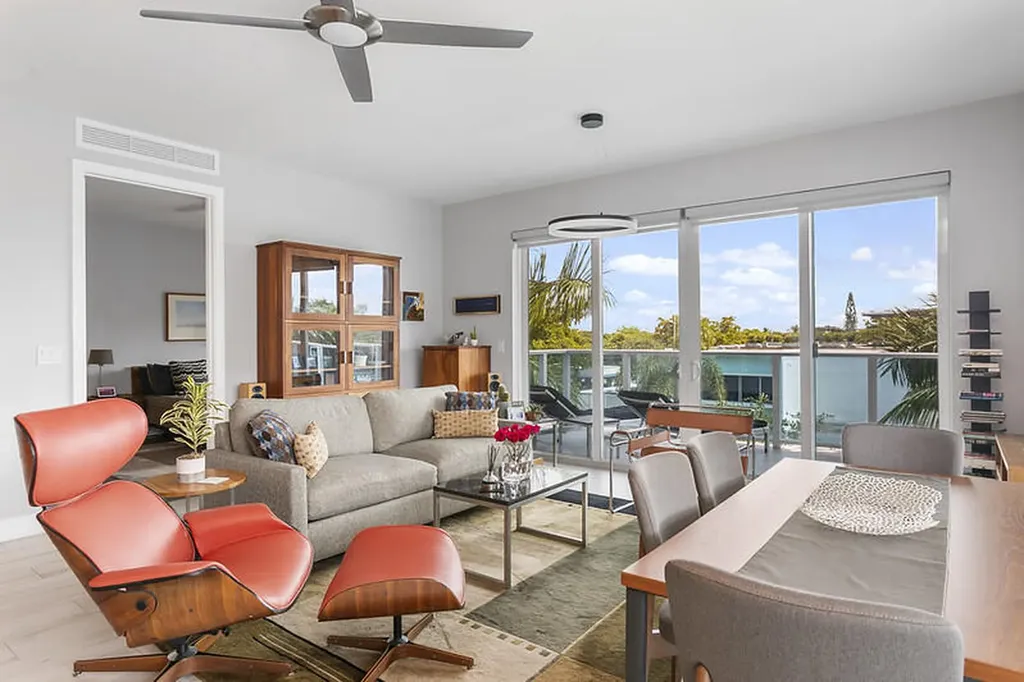 1 S Palmway Lake Worth Beach FL 33460