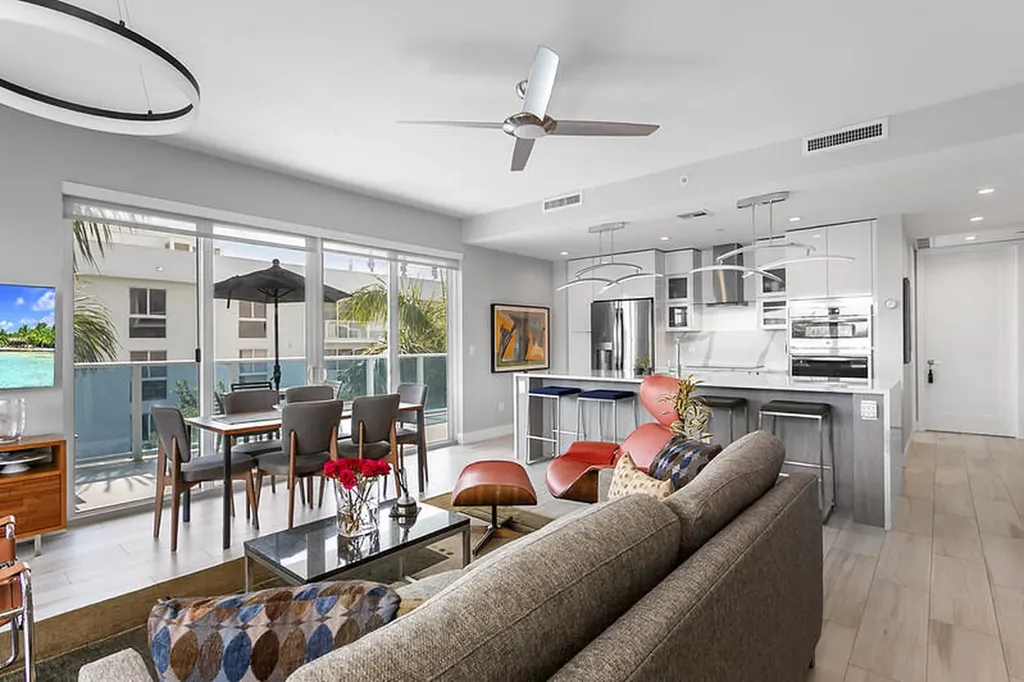 1 S Palmway Lake Worth Beach FL 33460